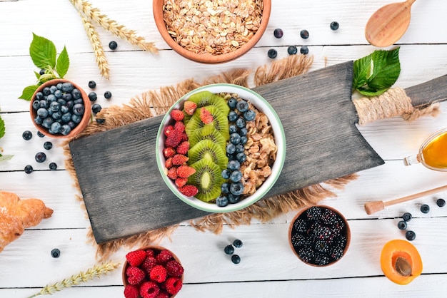 Farine d'avoine aux bleuets fraises et kiwi Sur un fond en bois Vue de dessus Espace libre pour le texte