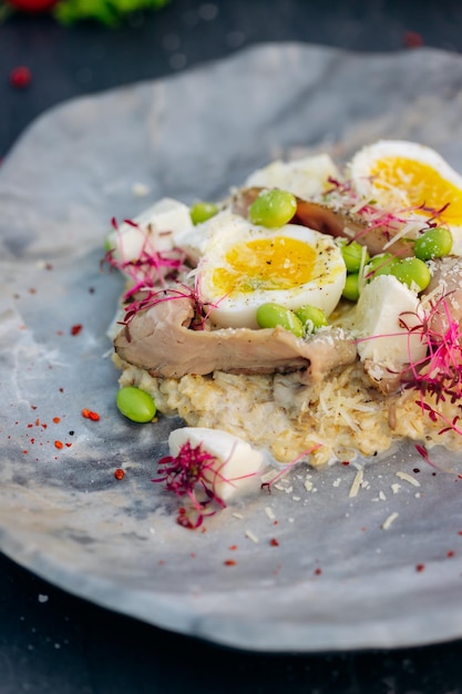 Farine d'avoine avec bacon aux œufs durs et petits pois Petit-déjeuner sain et savoureux