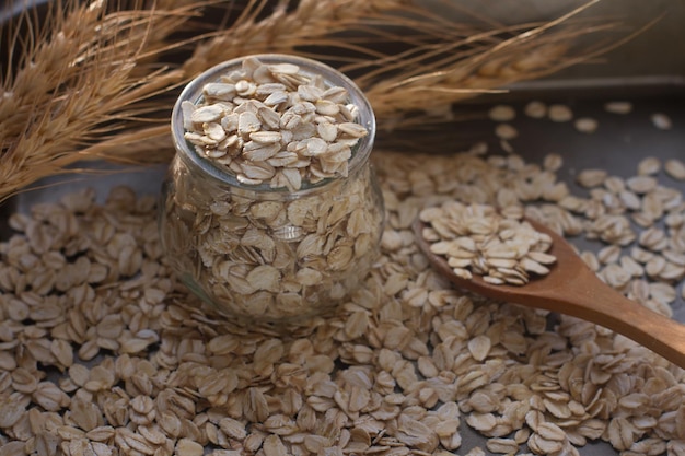 farine d'avoine biologique et nutritive dans un bocal en verre