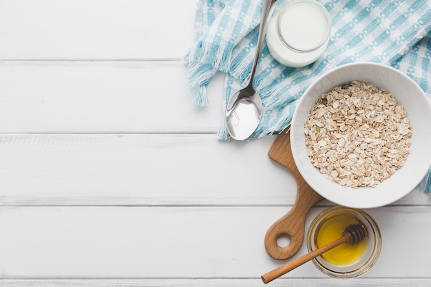 Farine d'avoine près de miel et de produits laitiers