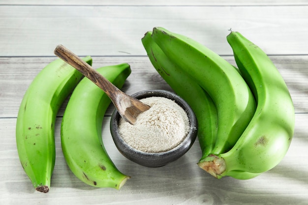 Farine de banane verte sur la table