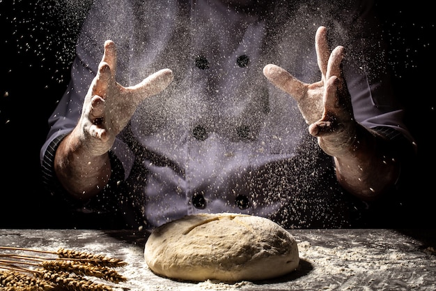 Photo farine blanche volant dans l'air en tant que chef pâtissier