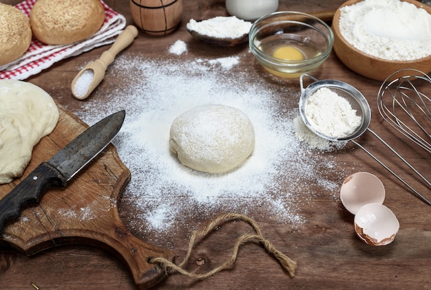 Farine de blé blanche pâte ronde et ingrédients