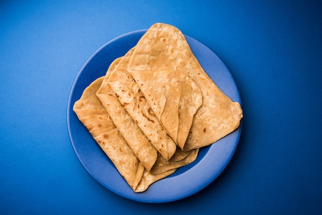 Farine de blé frais fait maison Chapati ou roti ou paratha nature qui est un pain plat indien
