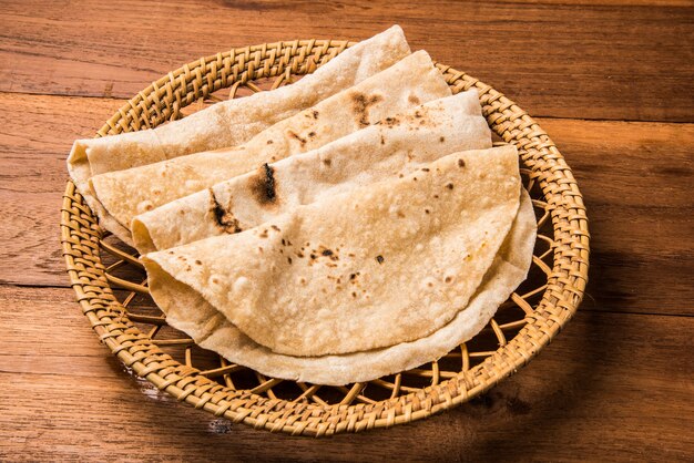 Farine de blé frais fait maison Chapati ou roti qui est un pain plat indien