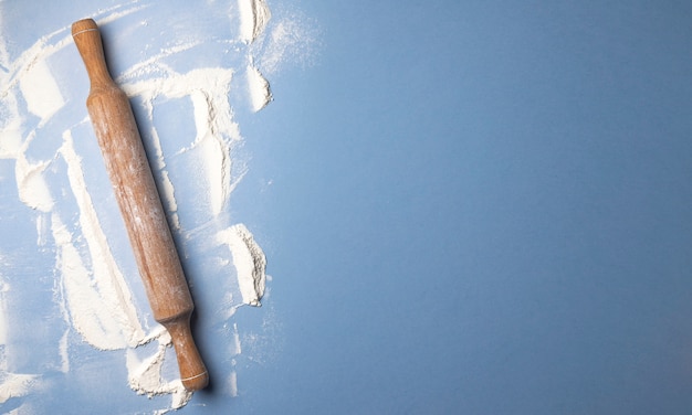 Farine de blé et rouleau à pâtisserie en bois