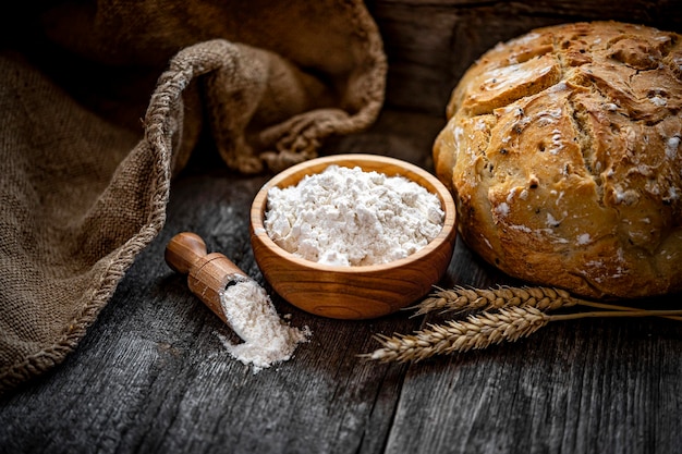 Farine de blé sur une vieille table en bois