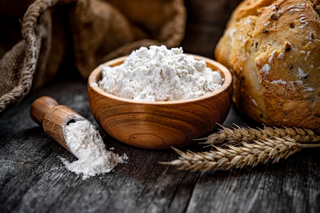 Farine de blé sur une vieille table en bois