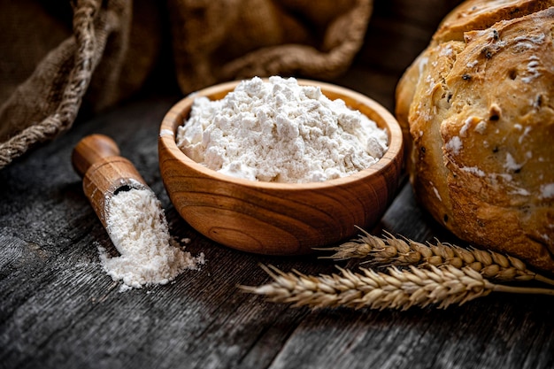 Farine de blé sur une vieille table en bois