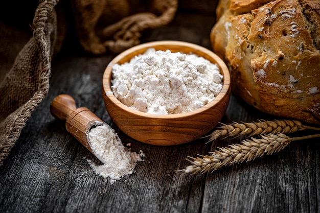 Farine de blé sur une vieille table en bois