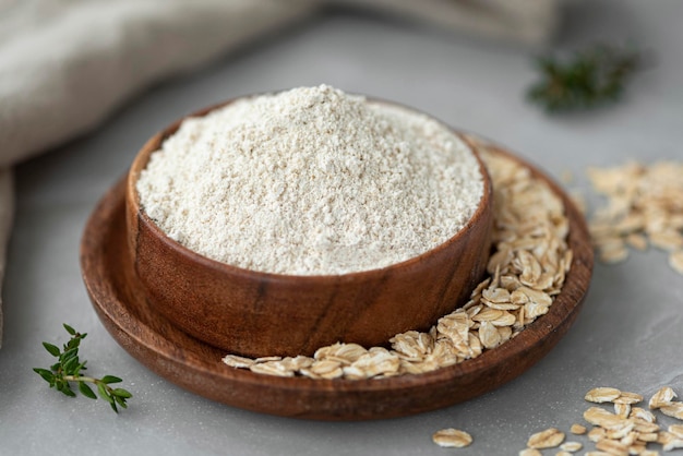 Farine complète d'avoine avec flocons d'avoine sur table en bois