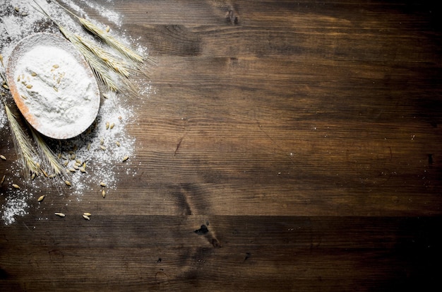 Farine dans un bol avec grains et épillets