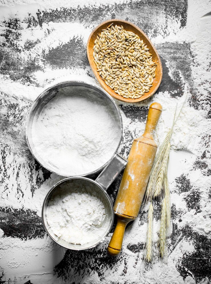 Photo farine dans différents tamis avec rouleau à pâtisserie et épillets