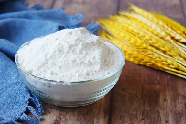 Farine et grains de blé sur table