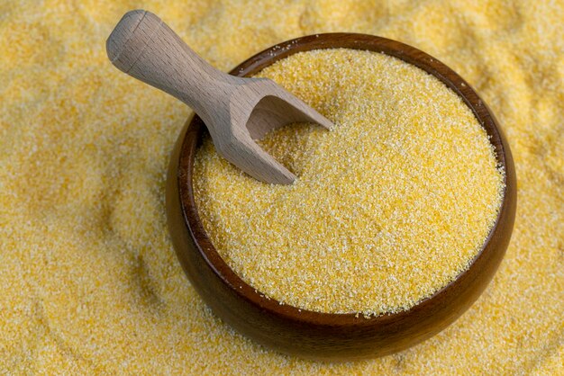 Photo farine de maïs sèche dispersée pour la cuisson de la bouillie farine de maïs de haute qualité à partir de grains de maïs avant de la cuire
