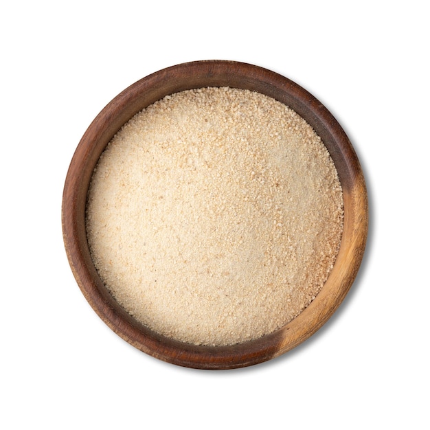 Farine de manioc dans un bol isolé sur fond blanc.