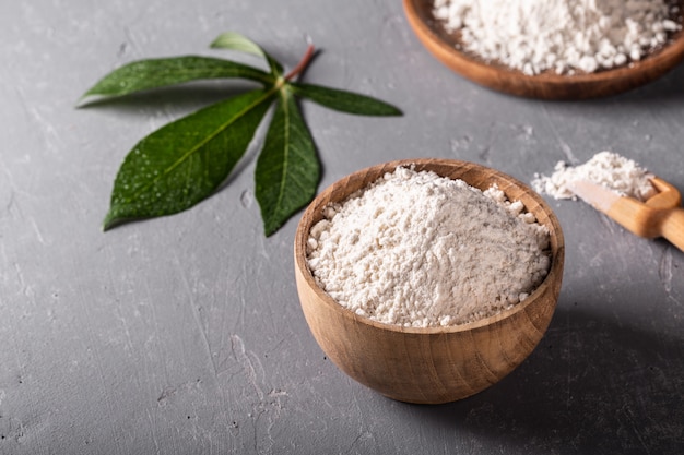 Farine de manioc sur fond gris