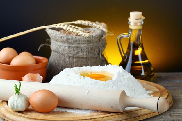 Farine avec œuf de poule pour faire de la pâte