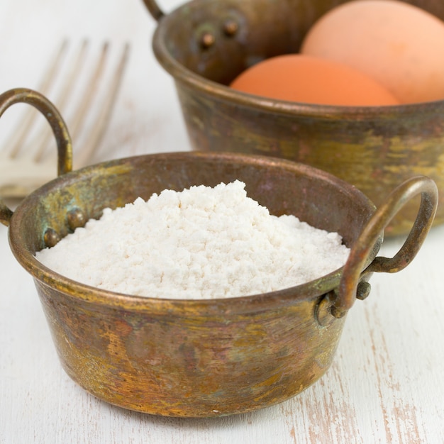 Farine et œufs dans de vieux plats