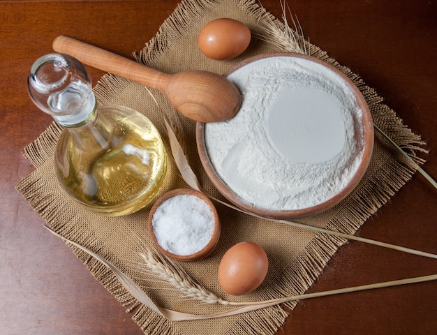 Farine et œufs pour une cuisson maison