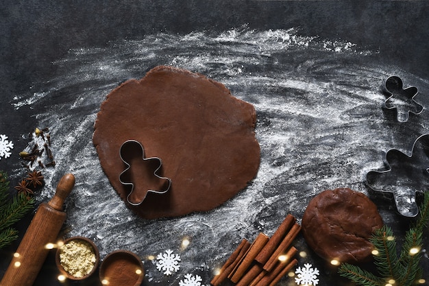 Farine Et Pâte Avec Un Rouleau à Pâtisserie Sur La Table De La Cuisine. Ingrédients Pour Faire Un Bonhomme En Pain D'épice. Vue De Dessus