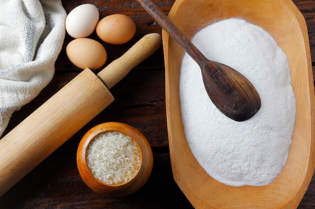 Farine de riz biologique crue dans un bol sur une table en bois rustique Nourriture sans gluten