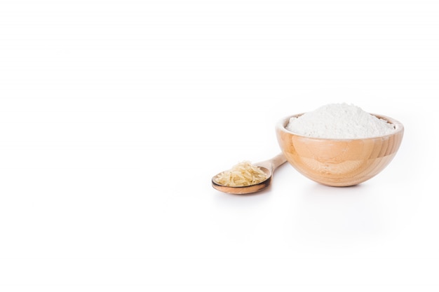 Farine de riz blanc dans un bol isolé sur blanc