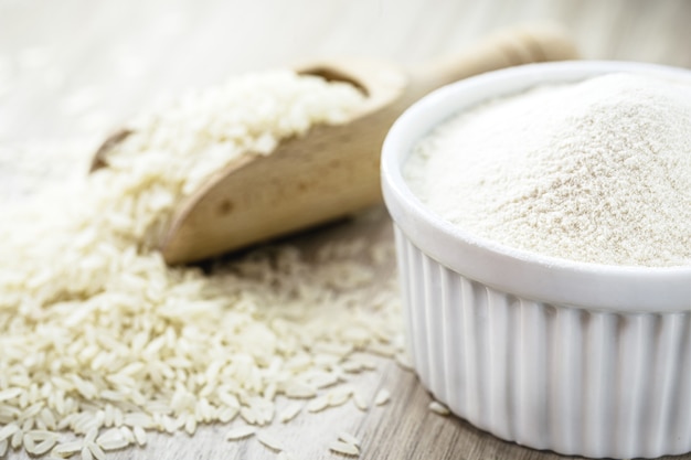 Farine de riz, farine alternative riche en vitamines utilisée dans les aliments végétaliens, sans gluten et plus saine
