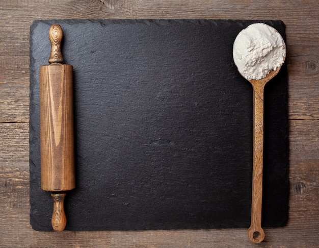 Farine et rouleau à pâtisserie