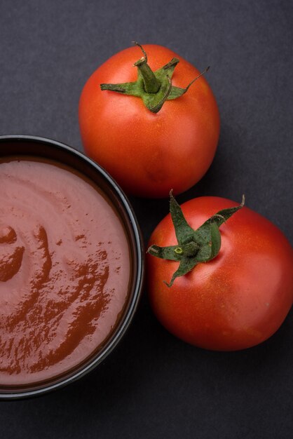 Photo farm fresh red tomato avec pâte ou purée dans un bol en céramique. mise au point sélective