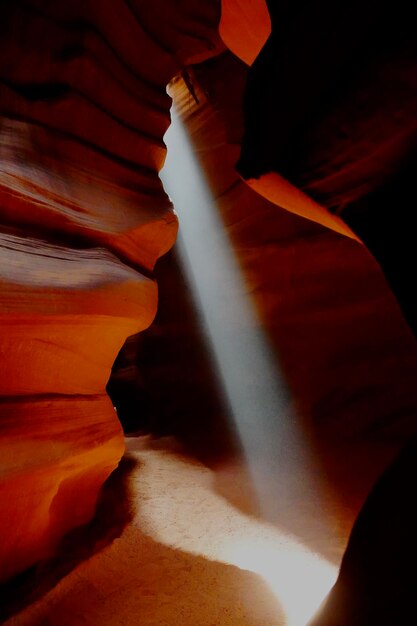 Photo un fasceau de lumière enchanteur brille à travers un canyon de fente dans le canyon supérieur de l'antilope à page, en arizona.