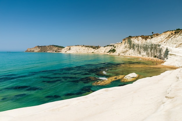 Fascinant rocher calcaire escarpé sur une mer magnifique