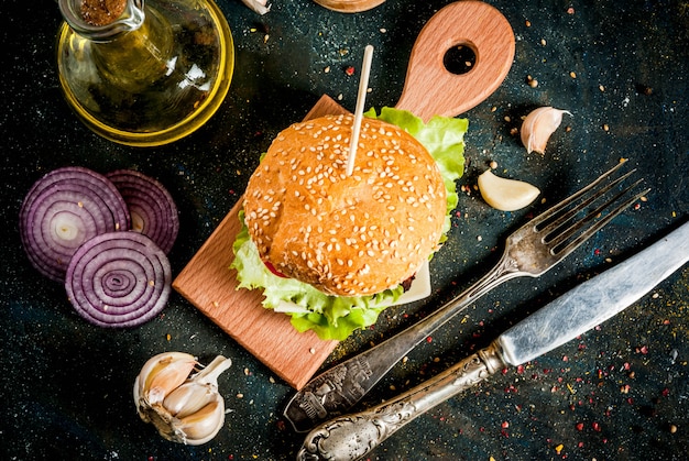 Fast food. Aliments malsains. Délicieux Burger frais et savoureux avec escalope de boeuf, légumes frais et fromage