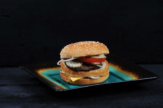 Fast food Burger au fromage et boeuf sur une assiette