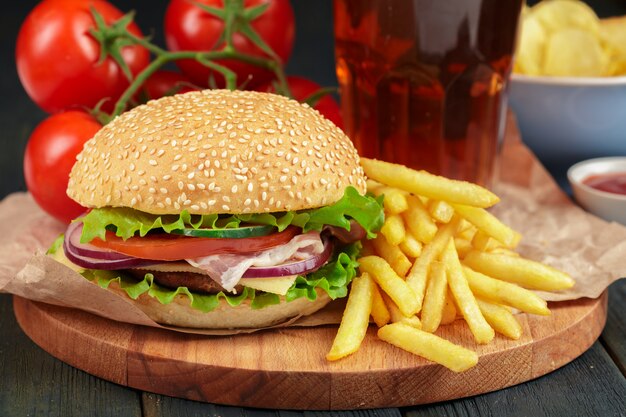 Fast food, burger fait maison sur un fond en bois