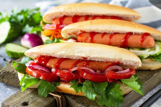 Fast food Hot-dog avec saucisses grillées au barbecue et légumes frais