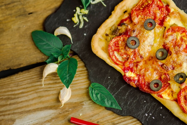 Fast-food pizza italienne traditionnelle sur une table en bois
