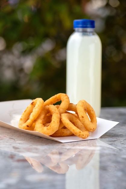 Fast Food Restaurant livraison de nourriture à emporter contenants de papier alimentaire avec rondelles d'oignon et sauce