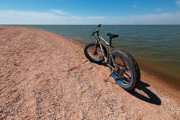 Fat Bike en été sur la plage. Cyclisme et mode de vie actif.