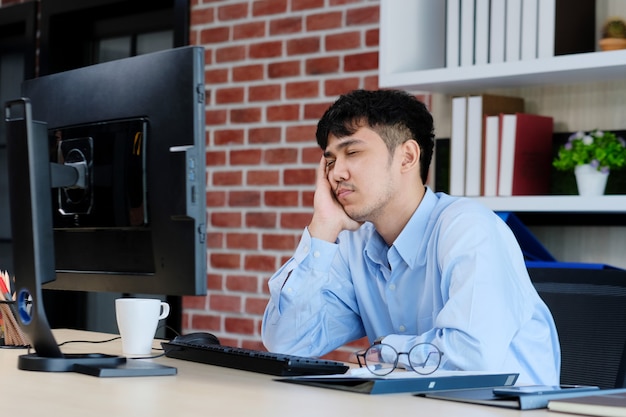 Fatigué, Asiatique, Dormir, à, Bureau