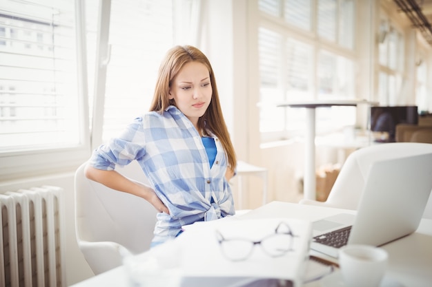 Fatigué, femme affaires, regarder, ordinateur portable, bureau, bureau