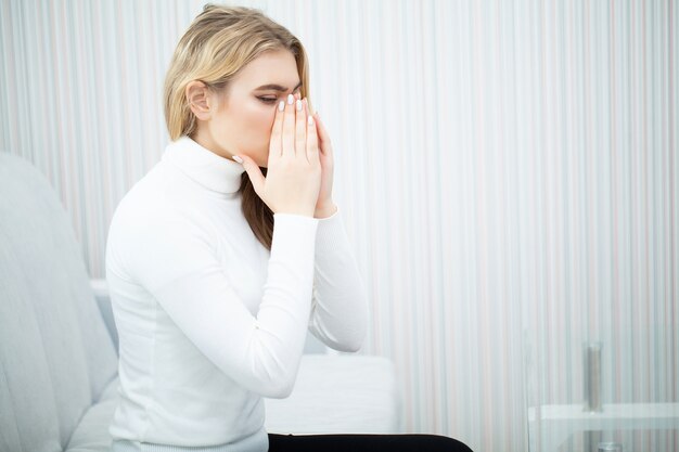 Fatigué, femme, garder, main, tête