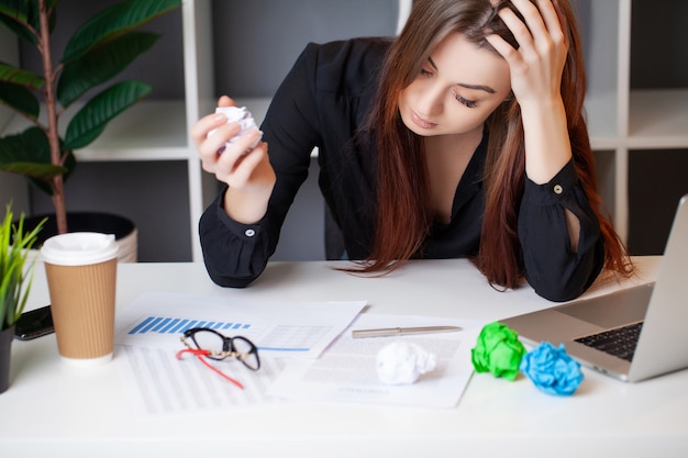 Fatigué femme travaillant à l'ordinateur dans le bureau