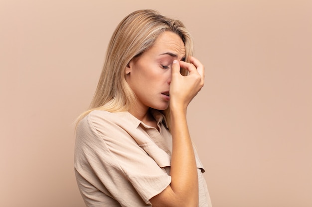 Fatigué de jeune femme jolie blonde