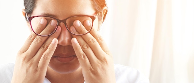 Photo la fatigue oculaire peut être causée par une maladie qui n'est pas due à une maladie sous-jacente, comme se frotter les yeux, regarder des écrans pendant de longues périodes. porter des lunettes avec des valeurs de vision incorrectes