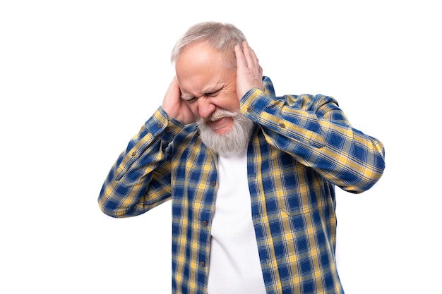 Fatigué s homme retraité aux cheveux gris d'âge moyen avec moustache et barbe sur fond blanc