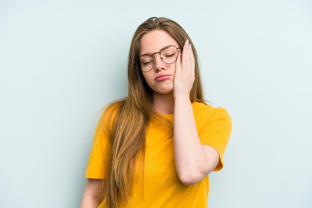 Fatigué et très somnolent en gardant la main sur la tête