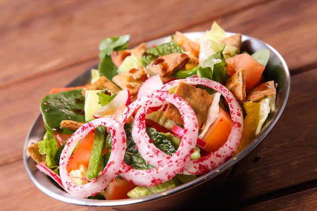 Fatoosh ou fatosh fatoush avec oignon tomate et concombre servi dans un plat isolé sur fond haut de mezza froide de nourriture arabe