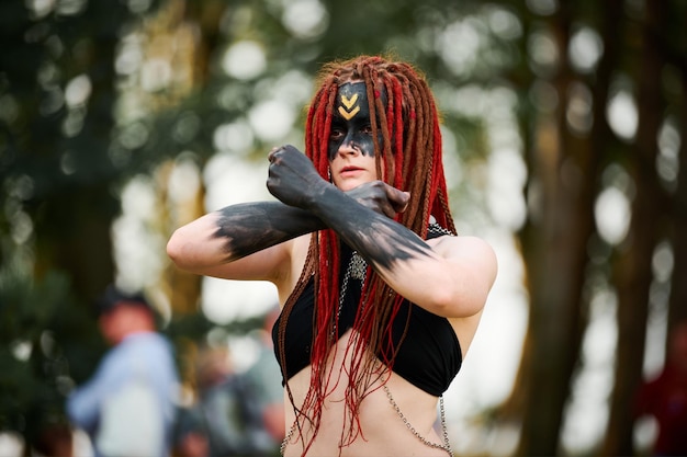 Faune danseuse mythologique sur pelouse verte dans un événement de danse artistique en plein air dans un parc public