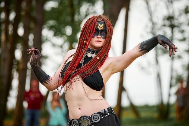 Faune danseuse mythologique sur pelouse verte dans un événement de danse artistique en plein air dans un parc public